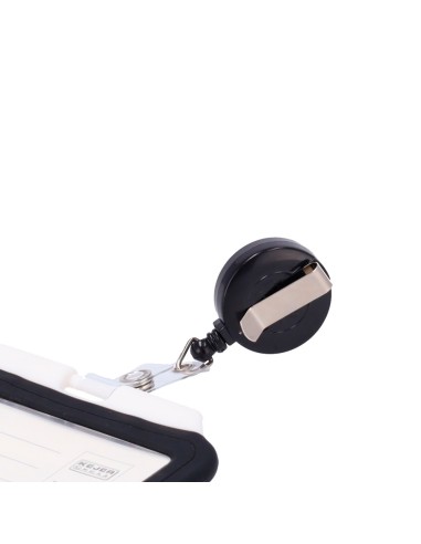 PORTA-TARJETAS - CORDÓN RETRÁCTIL Y DISPOSICIÓN DE CLIP - DISPOSICIÓN VERTICAL - LÁMINAS DE PLÁSTICO PROTECTORAS - FABRICADO EN